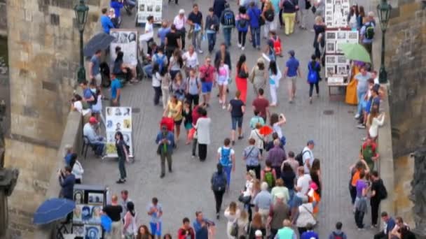 Ponte de passagem de pessoas em Praga — Vídeo de Stock