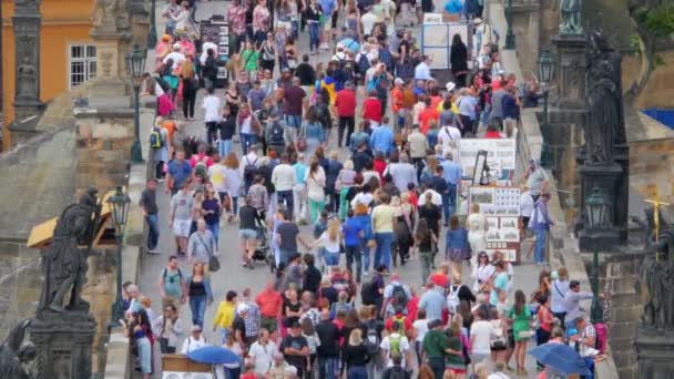 Menschen überqueren Brücke in Prag — Stockvideo