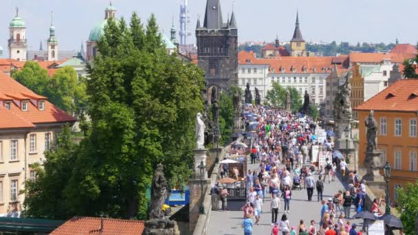 Mensen kruising brug in Praag — Stockvideo