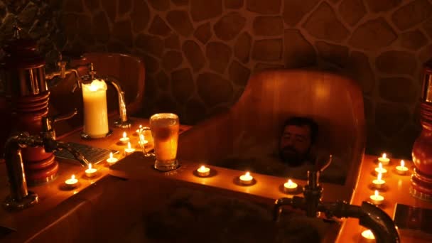 Adam çek bira Spa — Stok video