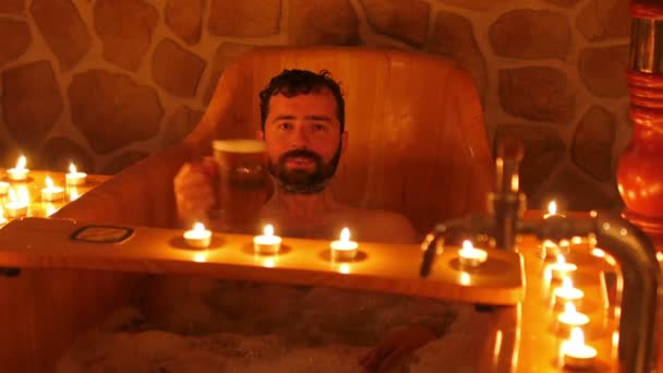 Uomo in ceco birra spa — Video Stock