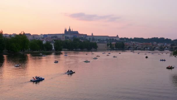 Praga vista de la ciudad al atardecer — Vídeos de Stock