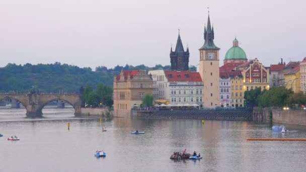 Praha město výhled při západu slunce — Stock video