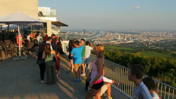 Personnes regardant vue sur la ville à Vienne — Video