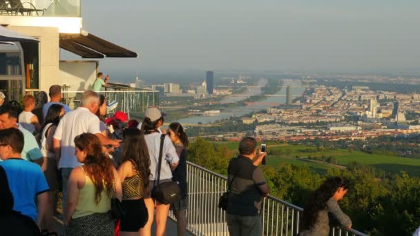 Люди, які шукають видом на місто у Відні — стокове відео