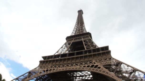 Pessoas ao redor da Torre Eiffel — Vídeo de Stock