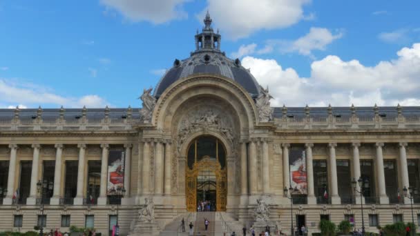 Ansicht der Petit Palais in Paris — Stockvideo
