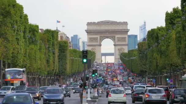 Weergave van de Champs Elysees met verkeer — Stockvideo