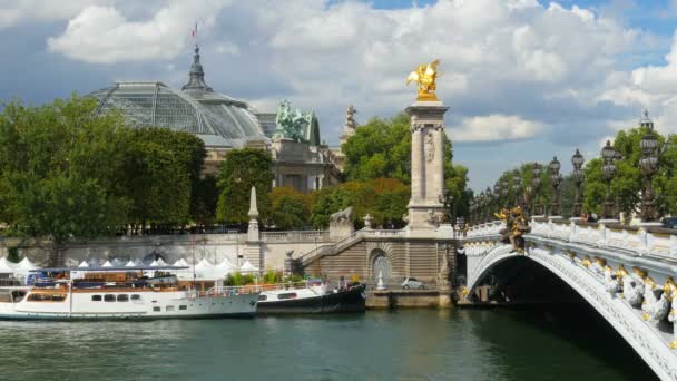 Gran palacio con río Sena — Vídeo de stock