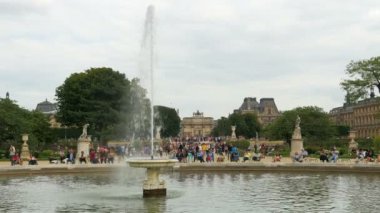 Paris 'teki Louvre Müzesi