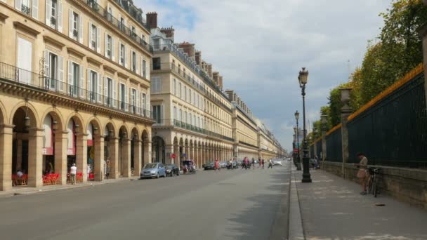 Calle de París en verano — Vídeo de stock