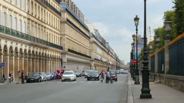 Calle de París en verano — Vídeo de stock