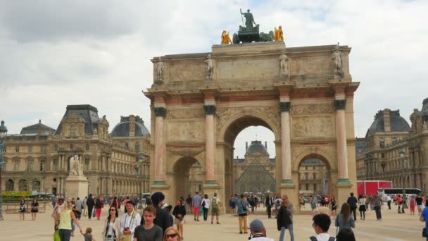 Louvre museum in Paris — Stock Video