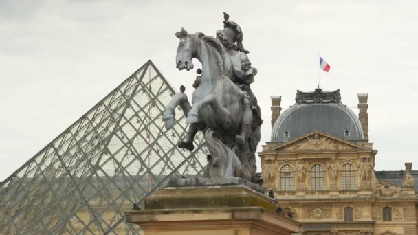 Louvren museum i Paris — Stockvideo