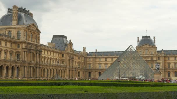Museo del Louvre en París — Vídeos de Stock