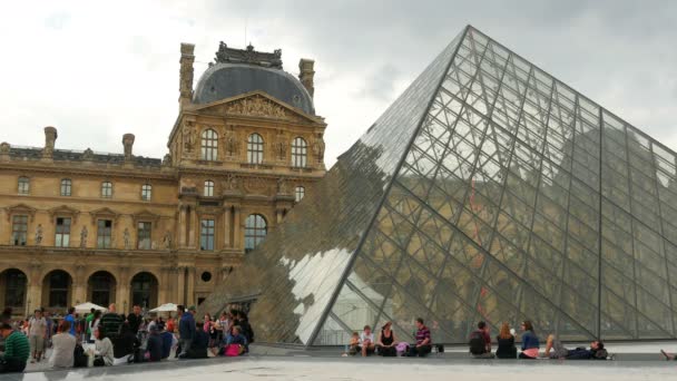 Louvre museum in Parijs — Stockvideo