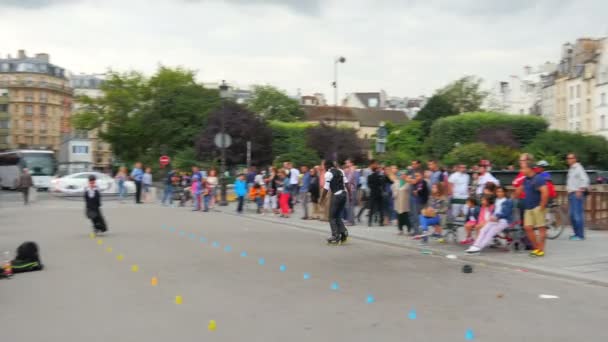 Rullskridskor utställning i Paris — Stockvideo