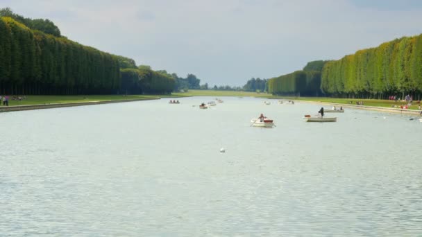 Kanotpaddling på Versailles palace sjö — Stockvideo