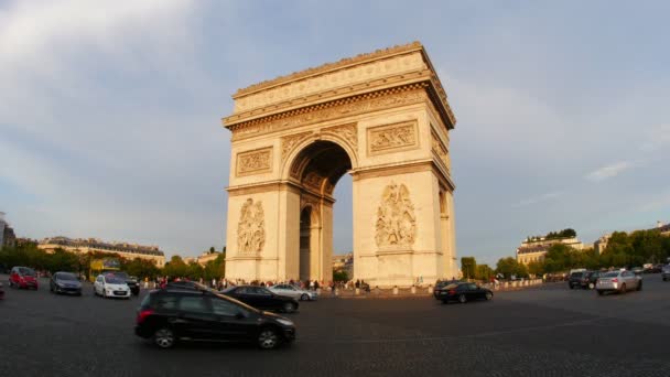 Champs Elysees Visa med trafik — Stockvideo