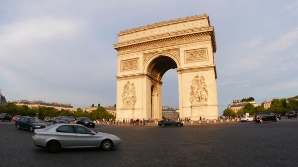 Champs Elysees Visa med trafik — Stockvideo