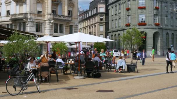 Дневная жизнь на швейцарской улице — стоковое видео