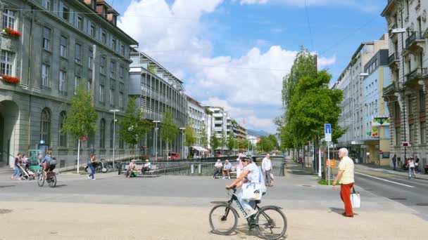 La vida cotidiana en la calle suiza — Vídeos de Stock