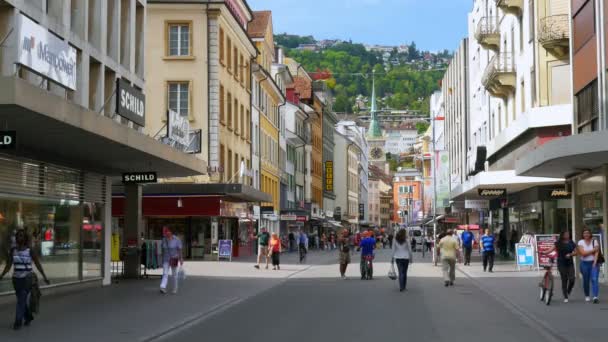 Downtown strada svizzera con persone a piedi — Video Stock