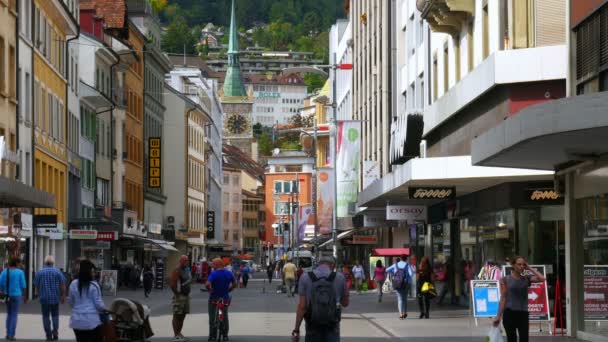 Centro de la calle suiza con gente caminando — Vídeo de stock