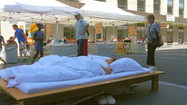 Performance para dormir, festival de desnudez pública — Vídeos de Stock