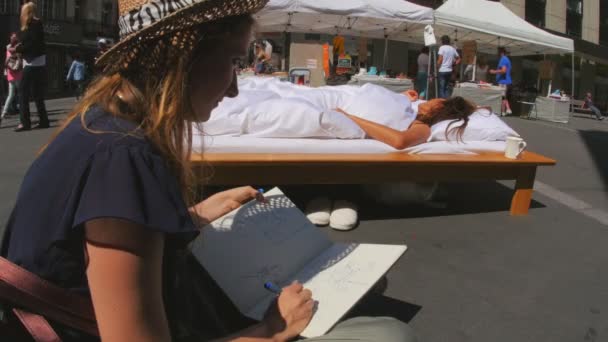 Sleeping performance, public nudity festival — Stock Video