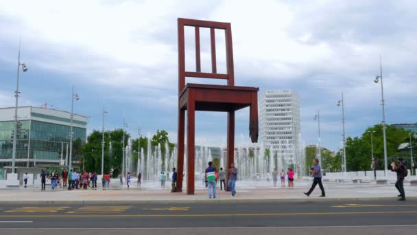 Gebroken stoel monument in Genève — Stockvideo