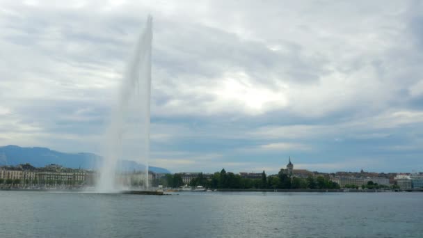在日内瓦湖的 jet deau 喷泉 — 图库视频影像