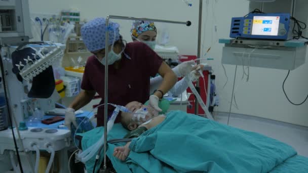 Операция на ребенке — стоковое видео