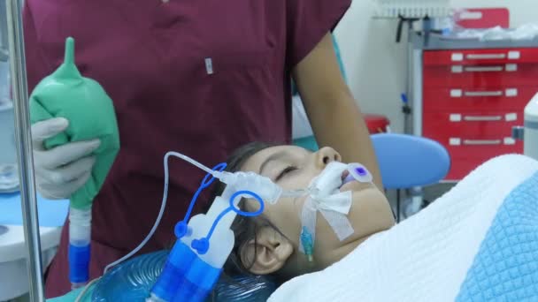 아이 수술 작업 — 비디오