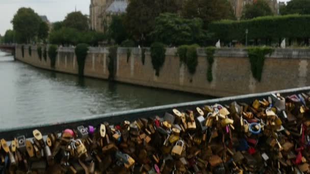Love lock bridges in Paris — Stock Video