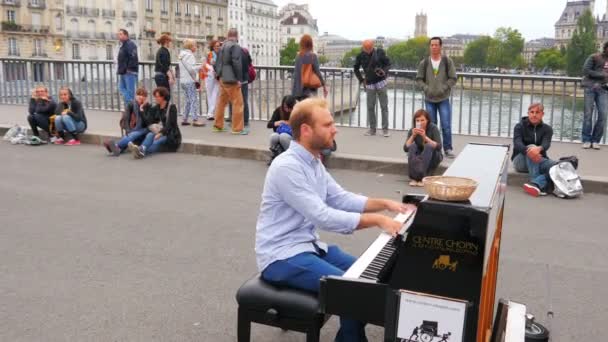 Pianista tocar piano na ponte — Vídeo de Stock