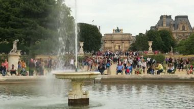 Paris 'teki Louvre Müzesi