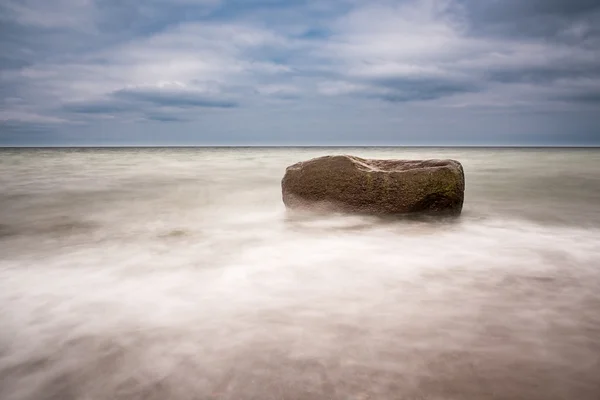 在波罗的海岸边的岩石 — 图库照片