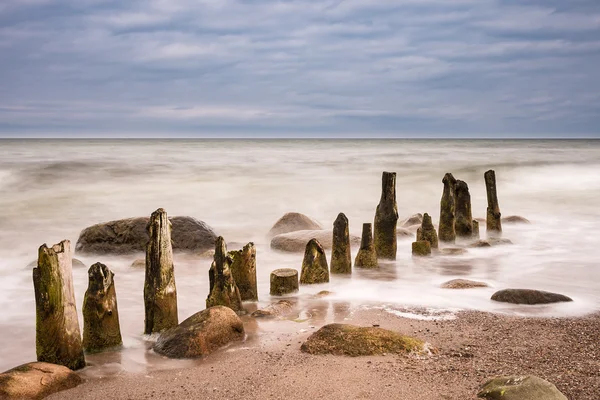 Groynes au bord de la mer Baltique — Photo