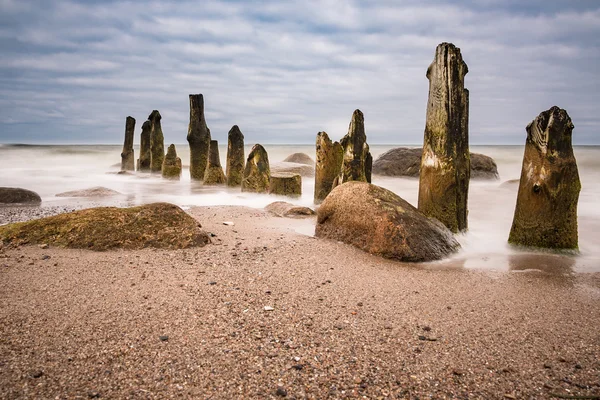 Groynes en la orilla del Mar Báltico — Foto de Stock