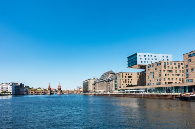 Berlin Spree Nehri üzerinde göster