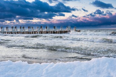 Baltık Denizi kıyısında groyne