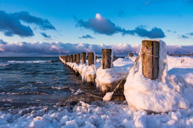 Baltık Denizi kıyısında groyne