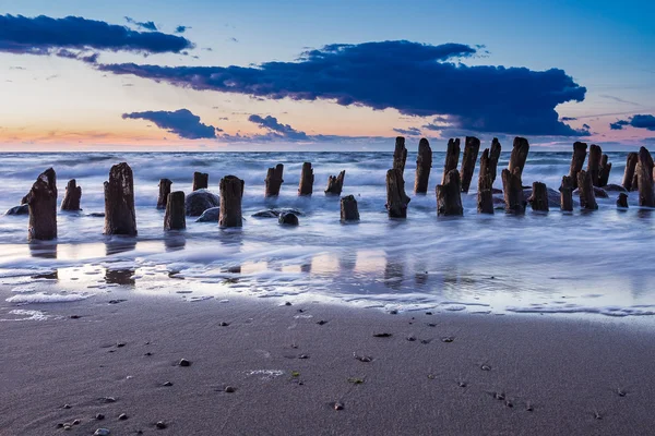 Groynes na costa do Mar Báltico — Fotografia de Stock