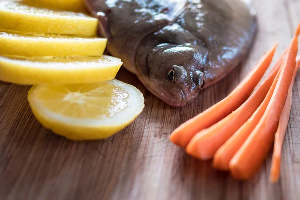 Свежая мука с лимоном и морковью — стоковое фото