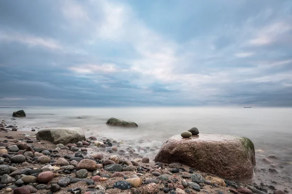 Vondelingen op kust van de Baltische Zee — Stockfoto