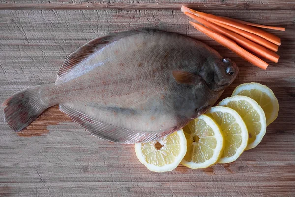 Limon ve havuç ile taze flunder — Stok fotoğraf