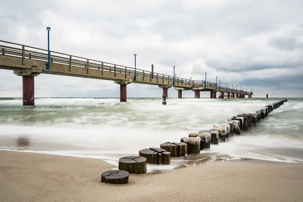 ツィングストのバルト海の海岸の桟橋 — ストック写真