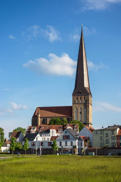 Met het oog op een kerk in Rostock — Stockfoto