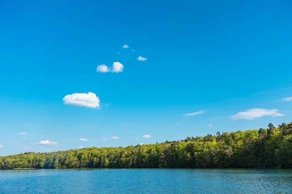 青い空と湖を風景します。. — ストック写真
